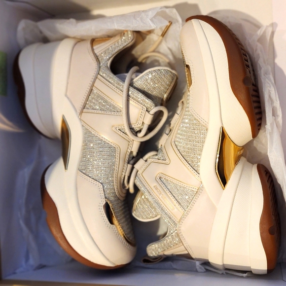 Micheal Kors - Picture 1 of 5